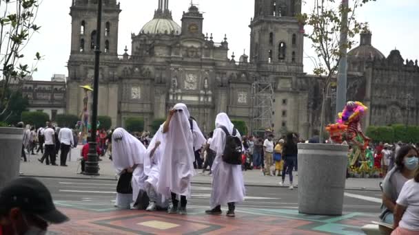Lidé v kostýmech duchů v centru mexického města — Stock video