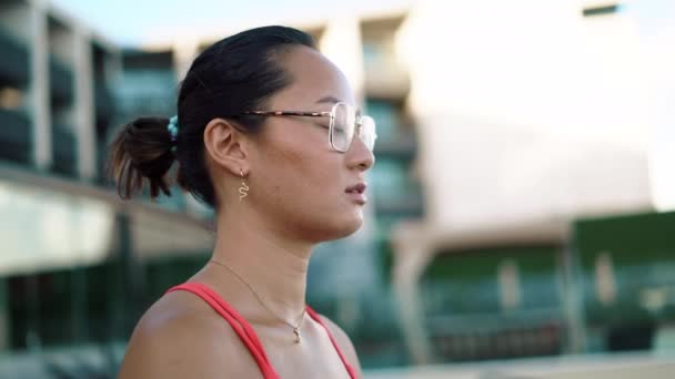 Mujer joven y tranquila respirando aire fresco y haciendo yoga — Vídeo de stock