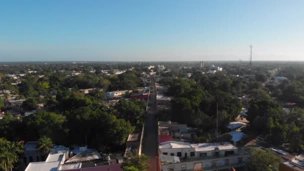 Filmato aereo panoramico della città nella foresta tropicale. Valladolid, Messico — Video Stock