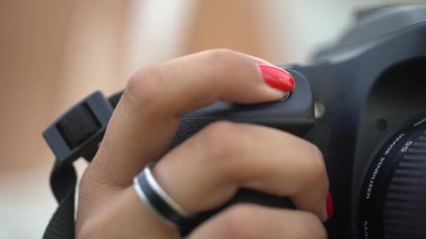 Dedo femenino encienda la cámara digital y presione el botón del obturador de cerca — Vídeos de Stock