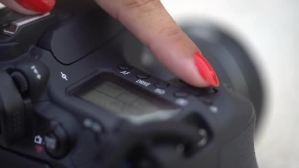 デジタルdslrカメラはリングボタンを閉じて使用します。低焦点で表示. — ストック動画
