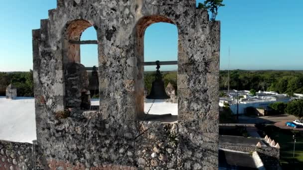 Il Convento di San Bernardino de Siena, campana close up Colpo aereo. — Video Stock