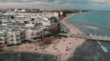 Plaj otelleri ve okyanusun üzerinde gün batımı. Meksika mı? İHA İleri Uç