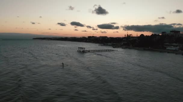 Yaşlı Pier 'de gün batımının altın parıltısı. Okyanus dalgalarının havadan görünüşü — Stok video
