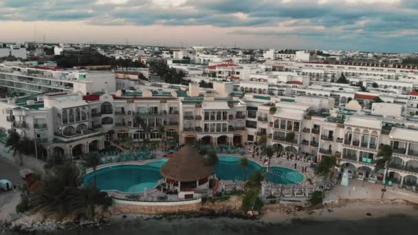 Воздушный закат над пляжными отелями в Мексике. Беспилотник летит вперед — стоковое видео