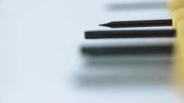 Masadan tornavidayı alıyorum. Yakın çekim, alanın derinliği.