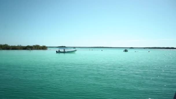 Tekneden manzara, mavi gökyüzü ve Meksika 'da berrak su, Bacalar — Stok video