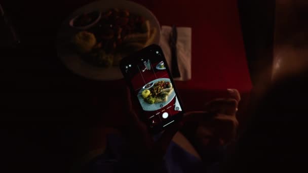 "Telefonla Yemek Fotoğrafı Çeken Genç Kadın Gece Barında" Stok Çekim 