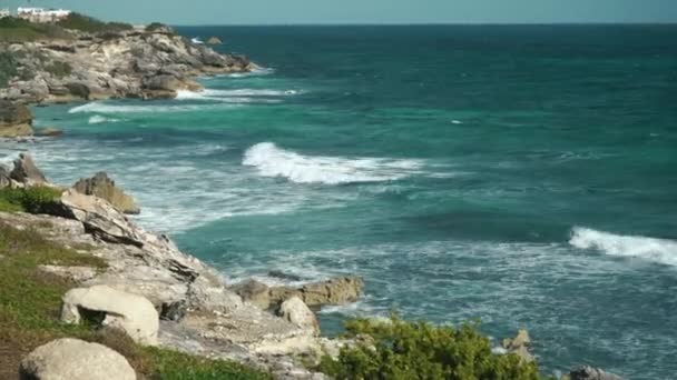 Semester solig dag.View of the breaking waves and rocks in Isla Mujeres, Mexiko. — Stockvideo
