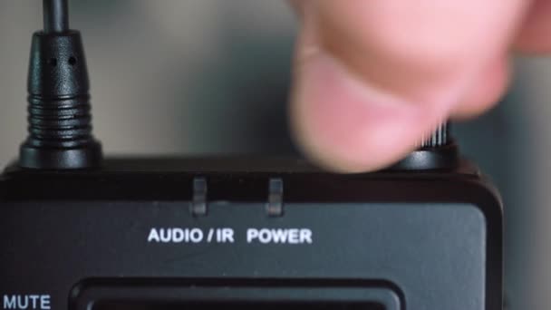 Desconectar el cable de audio del transmisor de radio. Extremo primer plano 3.5 mm jack — Vídeos de Stock