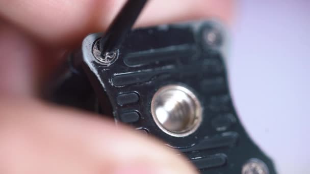 Parafusos no detalhe de metal com uma chave de fenda. Close-up. montagem de reparação — Vídeo de Stock