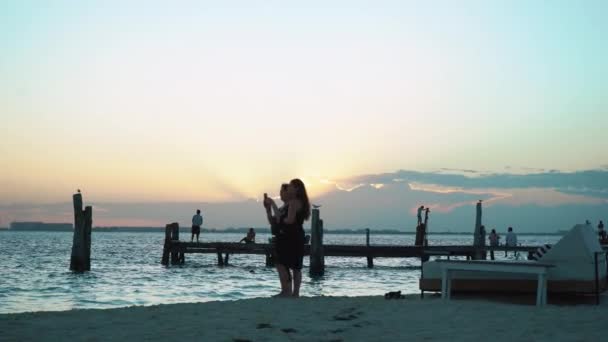 Felice vacanza ragazze guardando bel tramonto. Spiaggia di sabbia estate — Video Stock