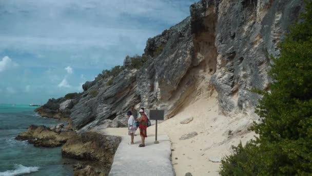 Bella collina cinematica scogliere al mare. Splendida spiaggia selvaggia con rocce. — Video Stock