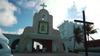 Isla Mujeres Kilisesi. Mavi gökyüzü ve güneşli bir gün. Meksika