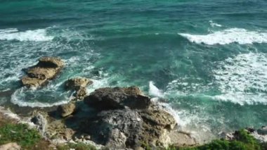 Isla Mujeres, Meksika 'da deniz dalgaları ve kayalar kırılıyor.. 