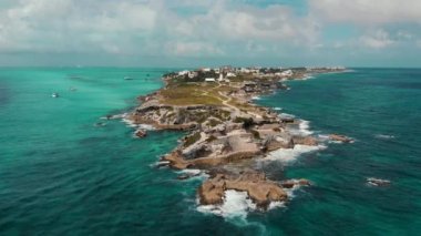 Isla Mujeres drone görüntüsü. Dalgalarla dolu güzel bir sahil şeridi. Kuş bakışı mavi su