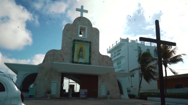 Iglesia de Isla Mujeres. Cielo azul y día soleado. México. — Vídeo de stock