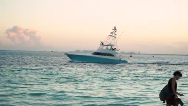 Luxo moderno pequeno iate no mar ao pôr-do-sol. conceito de férias ilha tropical — Vídeo de Stock