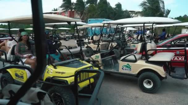 Golf Autos auf dem Parkplatz. Mexiko, Isla mujeres. — Stockvideo