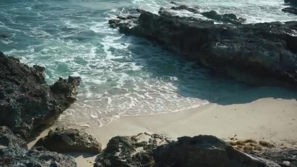 Breaking sea waves between rocks in Isla Mujeres, Mexico. — Stock Video