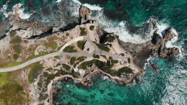 Vista dall'alto scogliera spiaggia Punta sur. Bella costa con onde. Vista sugli uccelli — Video Stock