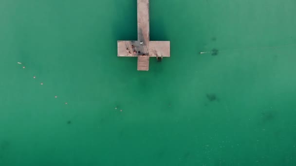 Вид на пирс на тропическом острове, стрельба из воздуха. Голубой водный рай — стоковое видео