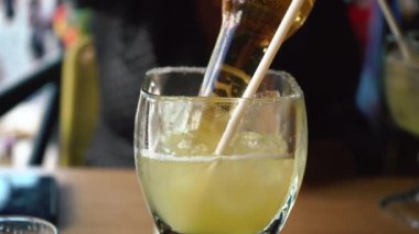 Bira Margarita Kokteyli. Lezzetli kokteyller. Margaritada bira şişesi ekle.