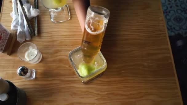 ブルドッグカクテルマルガリータをビールと共有し、テーブル上の景色を移動 — ストック動画