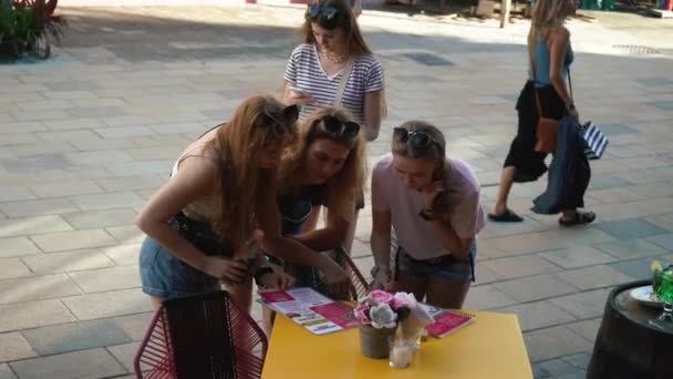 Playa del Carmen, Mexico. 03 februari 2022: Meisjes kijken menu in openlucht cafe — Stockvideo