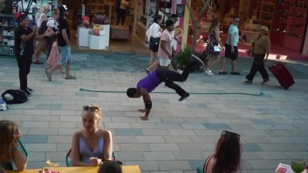 Playa Del Carmen, México - 03 de fevereiro de 2022: Jovens Fazendo Truques de Breakdancing — Vídeo de Stock