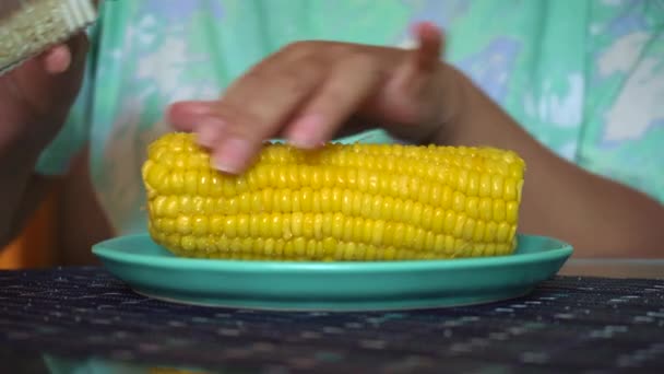 Sweet Yellow Corn Fresh Boiled and Hot on a Plate on Lunch. Salt and eat — Stock Video