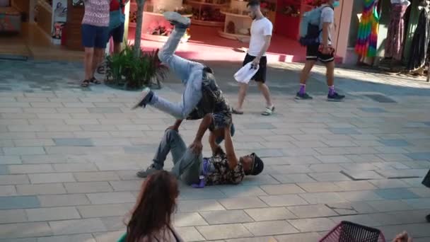 Playa Del Carmen, Meksika - 03 Şubat 2022: Breakdance Tricks Yapan Genç Adamlar — Stok video