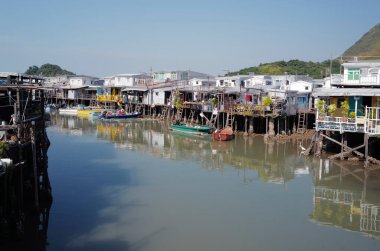 Geniş manzara fotoğrafçılığı geleneksel Hong Kong ahşap evi, kırsal kesimdeki tekne ve nehir.