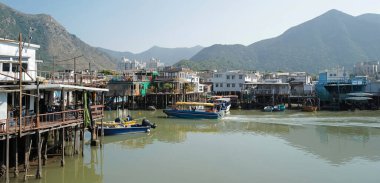 Geleneksel fotoğraf: Hong Kong eski ahşap ev, kırsal kesimde tekne ve nehir.