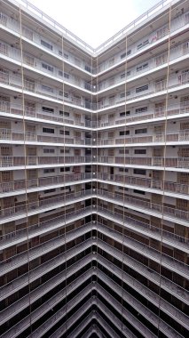 Hong Kong 'daki eski apartman dairesi sorunu perspektif açısından görülüyor.