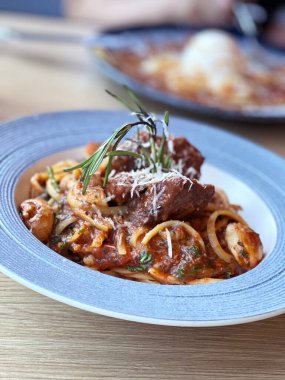 Lokantada sığır etli klasik İtalyan yemeği bolonezi.