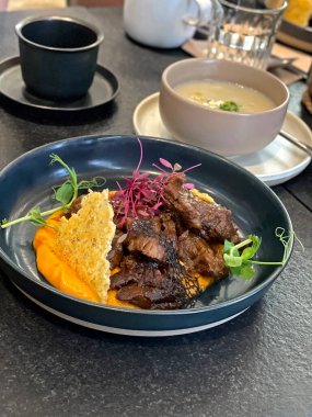 Et, yumurta, çorba ve bir fincan çay.