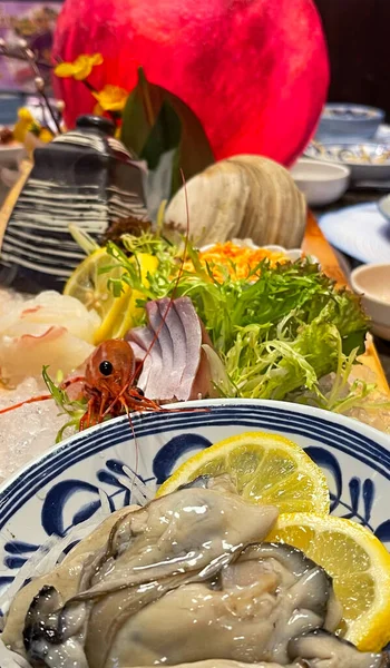 Comida Japonesa Vertical Sashimi Con Camarones Almejas Surf Atún Cáscara —  Fotos de Stock