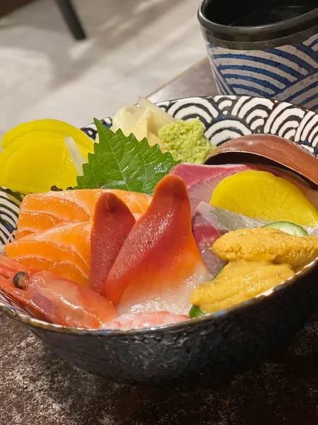 Comida Japonesa Vertical Tigela Arroz Sashimi Com Camarão Moluscos Surf — Fotografia de Stock