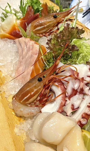 Den Vertikala Japanska Mat Sashimi Med Räkor Surf Musslor Tonfisk — Stockfoto