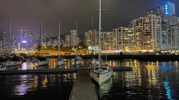Stadsbilden Bofasta Byggnader Med Piren Segelbåtar Natten Hong Kon — Stockfoto