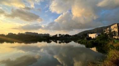 Dağ, bulut, ağaç, güneş, bina ve gölün güzel günbatımı fotoğrafçılığı