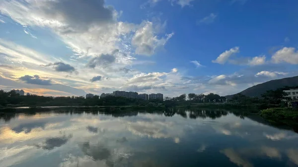 Krásná Krajinná Fotografie Hor Mraků Stromu Stavby Reflexe Jezeře — Stock fotografie