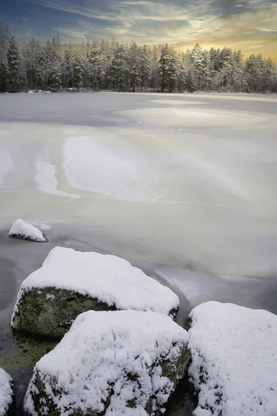 Lago Está Quase Congelado Últimos Raios Sol Ainda Colorir Nuvens — Fotografia de Stock