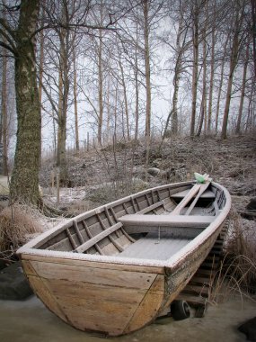 Kışın geleneksel ahşap kayık
