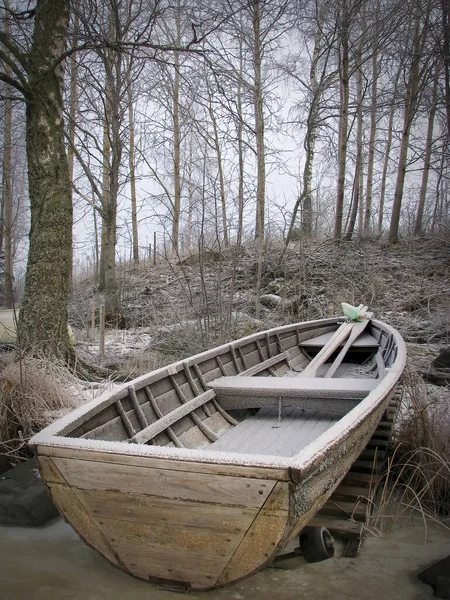 Παραδοσιακό Ξύλινο Κωπηλατικό Σκάφος Χειμώνα — Φωτογραφία Αρχείου