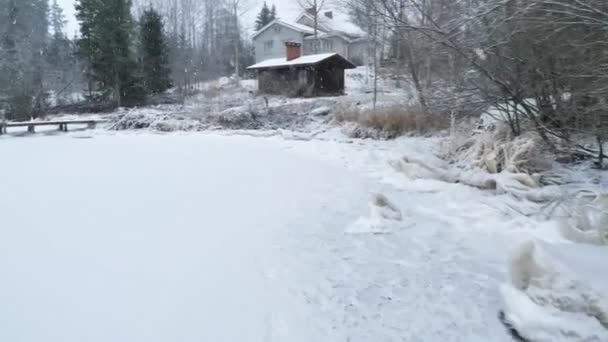 Caminando Sobre Hielo Del Lago Paso Hace Sonido Típico Nieve — Vídeo de stock