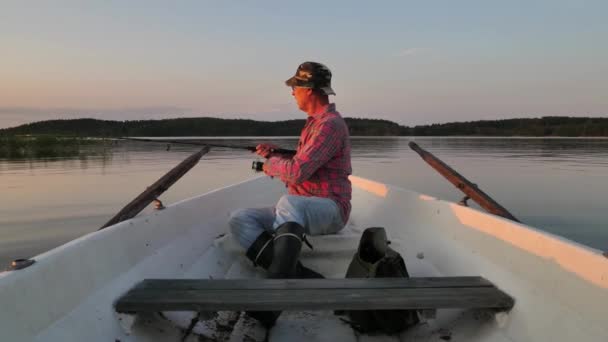 Rybář Dostane První Rybu Což Malý Okoun Pustí Zpátky Jezera — Stock video