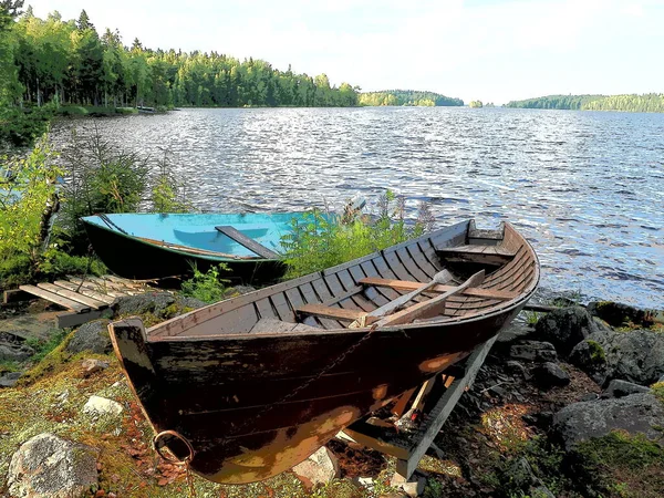 Ένα Παραδοσιακό Ξύλινο Σκάφος Στην Ακτή Της Λίμνης Φωτογραφία Τέχνης — Φωτογραφία Αρχείου