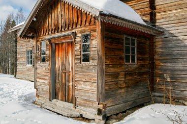 Eski bir evin ön kapısı. Bu tür evler artık üretilmiyor. Ev 18. yüzyılda inşa edilmiş..